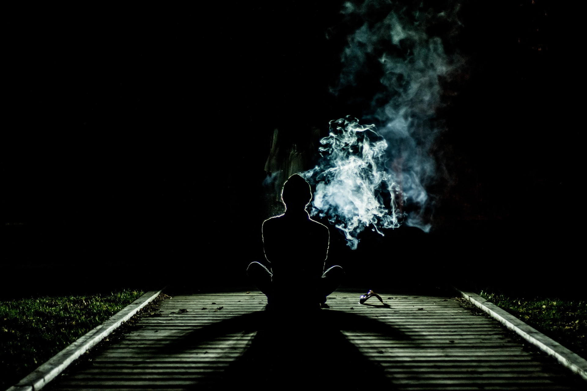 Hình nền u buồn ngồi một mình hút thuốc lá