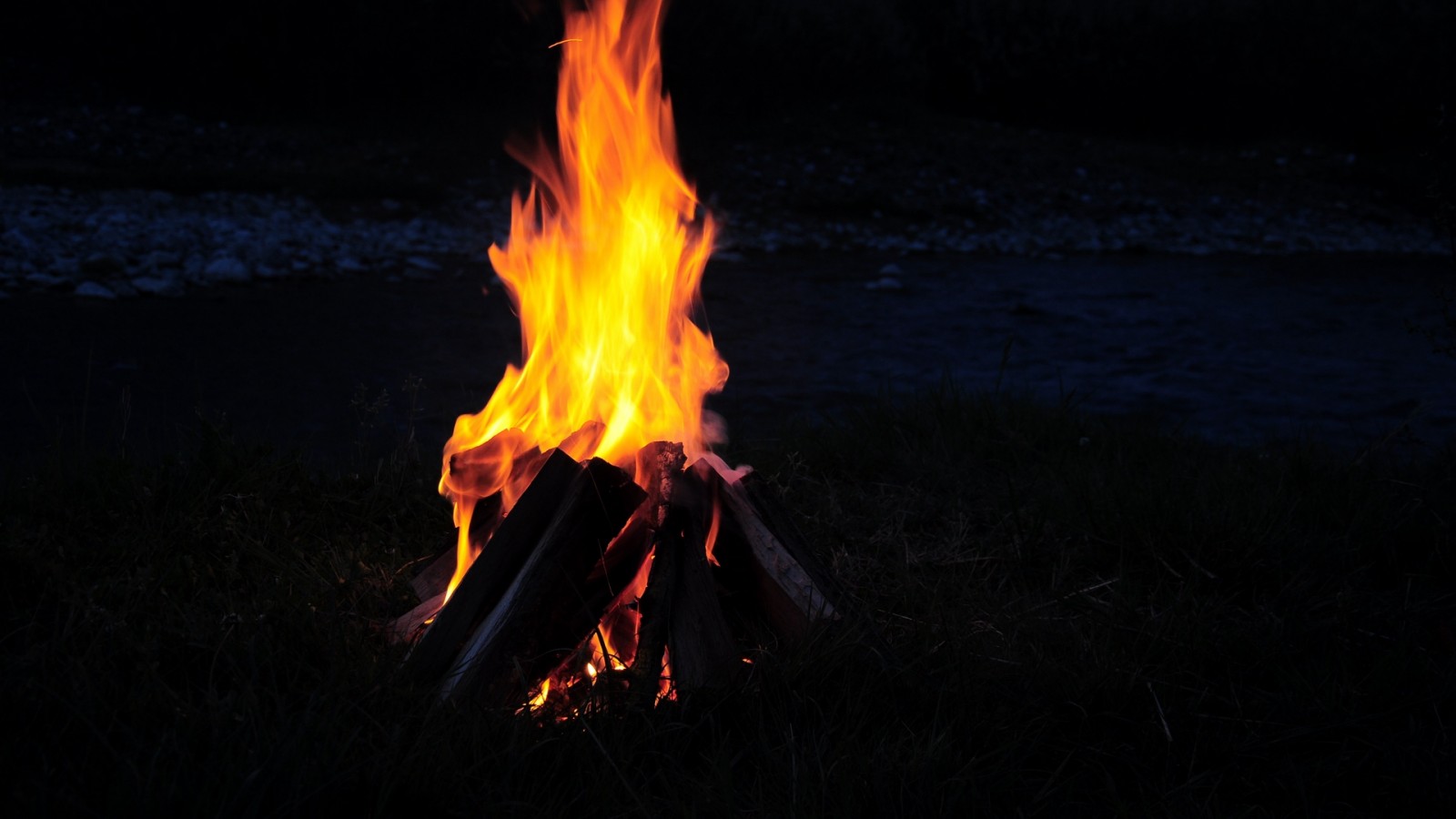 Hình ảnh ngọn lửa trại bùng cháy cực đẹp
