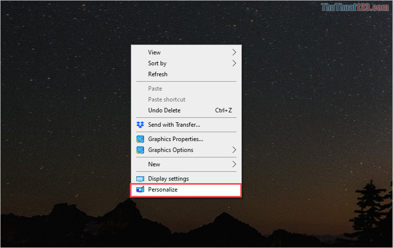 Click chuột phải vào Desktop và chọn Personalize