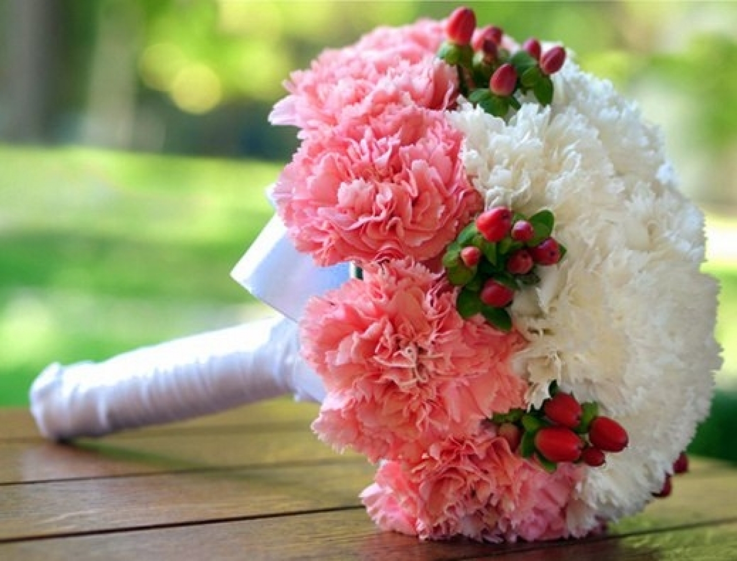 Bó hoa cưới cầm tay cô dâu bằng hoa cẩm chướng