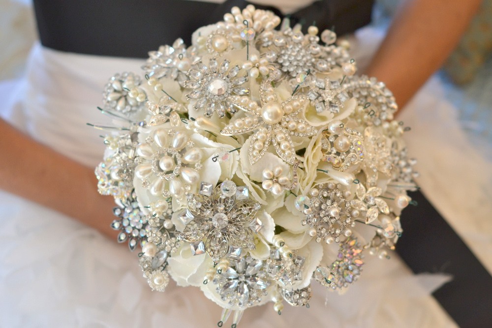 Hoa cưới cầm tay bằng châm cài đẹp nhất