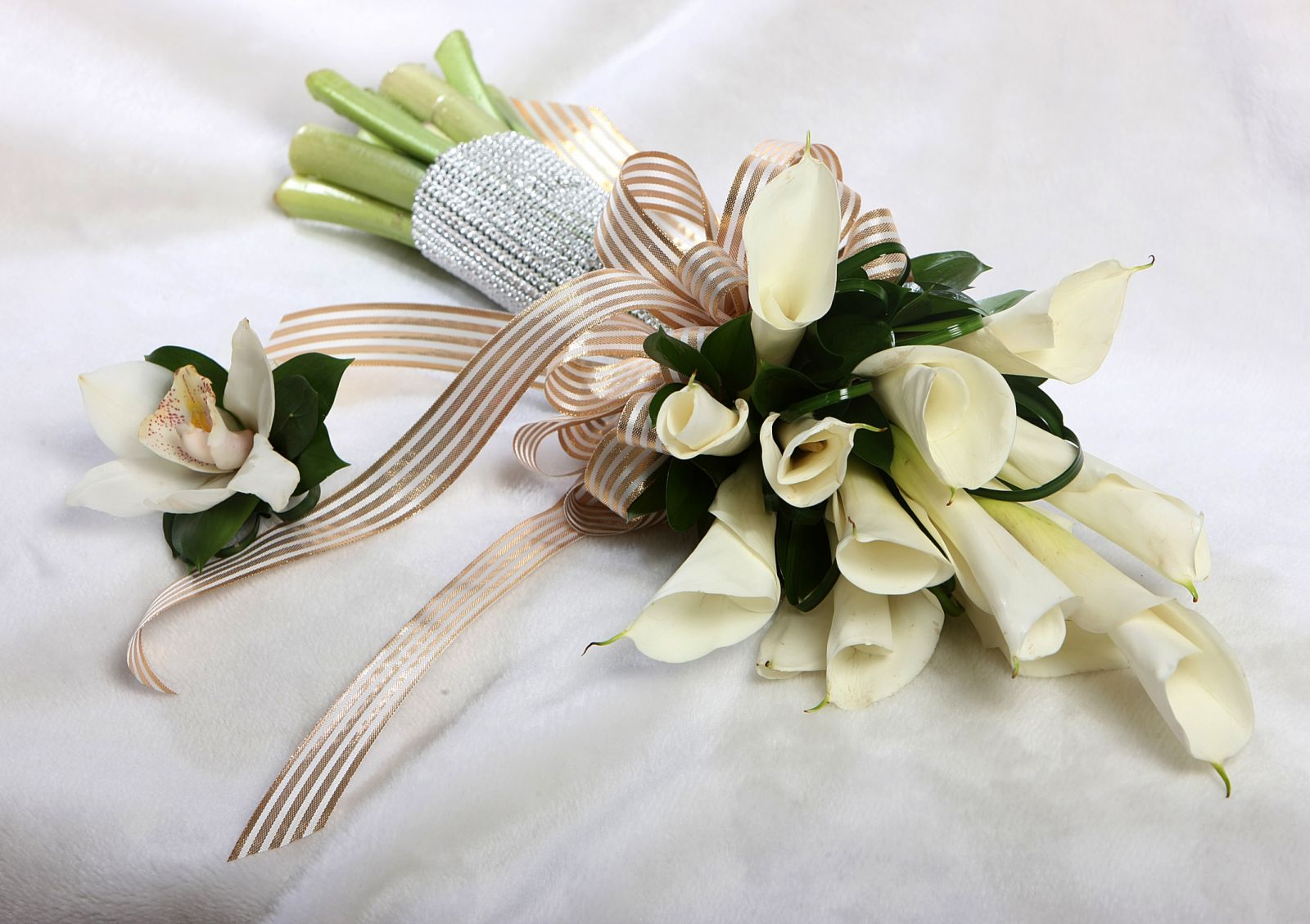Hoa cưới cầm tay bằng hoa loa kèn