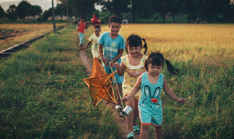 Hình ảnh trẻ em vùng quê ngày Tết Trung Thu