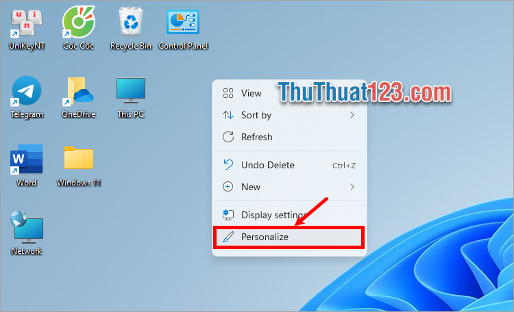Nhấn chuột phải vào khoảng trống trên màn hình desktop và chọn Personalize