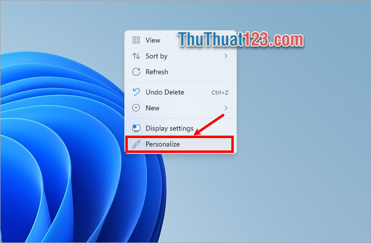 Nhấn chuột phải vào màn hình desktop chọn Personalize