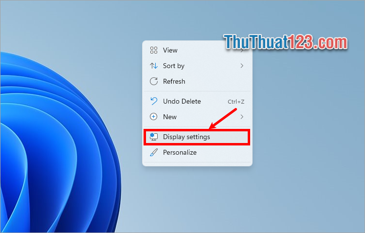 Nhấn chuột phải vào vùng trống và chọn Display Settings