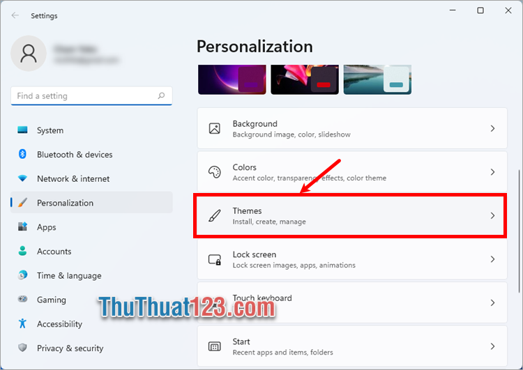 Trong cửa sổ Settings, phần Personalization bạn chọn Themes