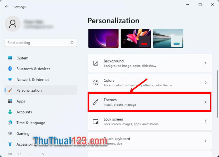 Trong phần Personalization, bạn chọn Themes